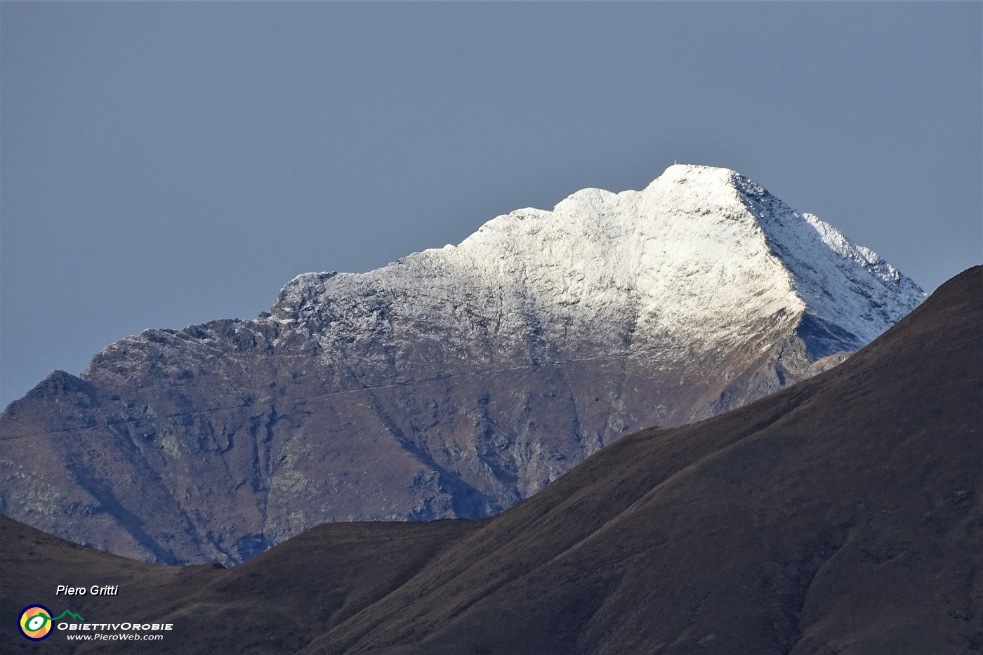 68 Zoom sulla cima innevata del Laegnone.JPG